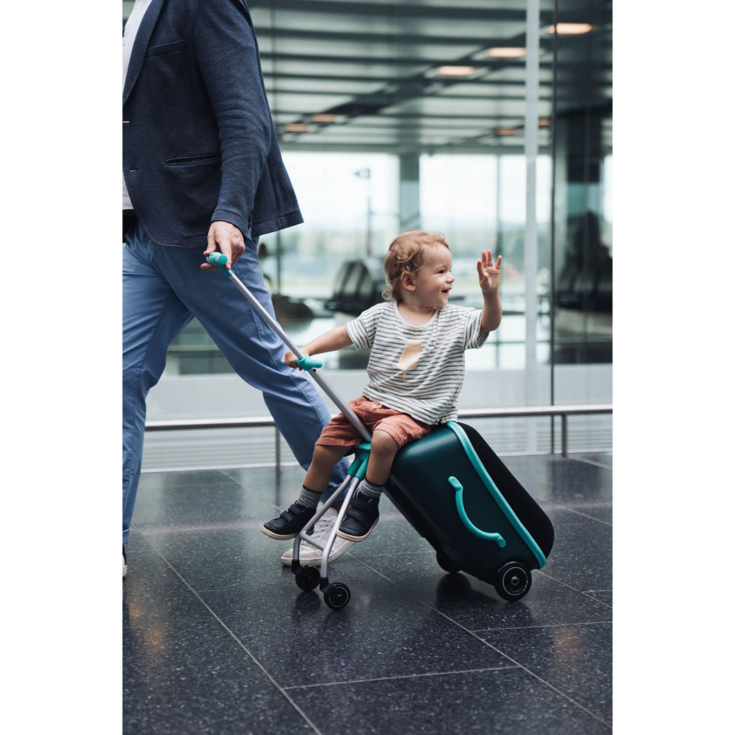 Micro Trolley Eazy Ride-On, Resväska för barn att sitta på - Forest Green FÅR INTE SÄLJAS UTAN svensk varning