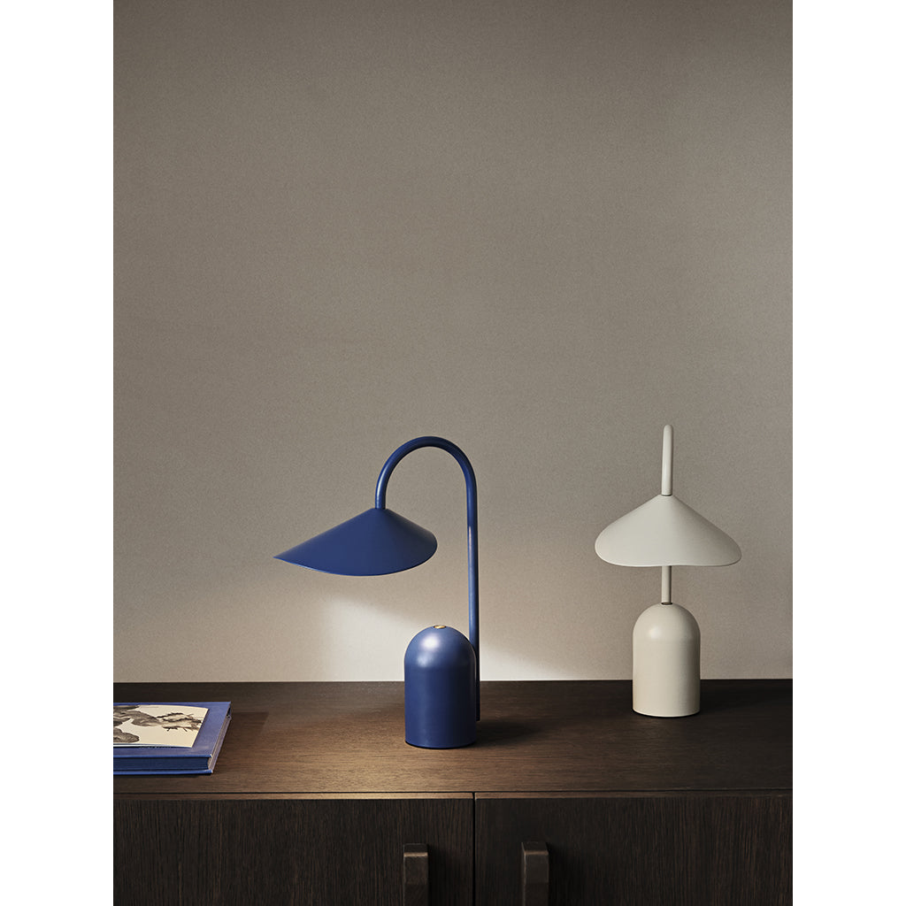 ferm Living Arum bärbar lampa, Bright Blue
