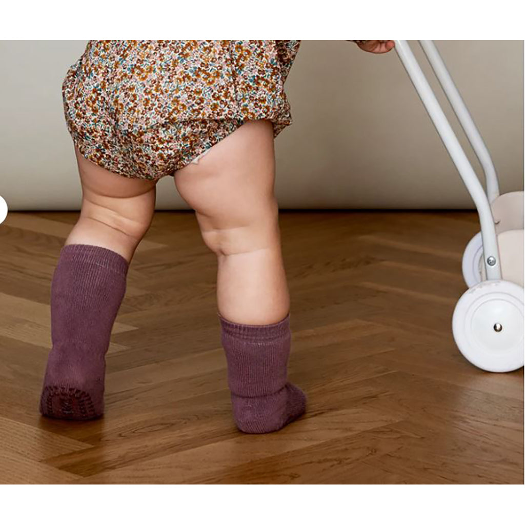GoBabyGo halkfria strumpor med gummiknoppar, Misty plum