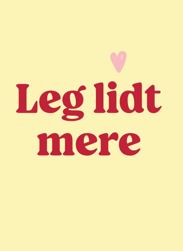 Tekst "Leg lidt mere" i rød skrift med lyserødt hjerte