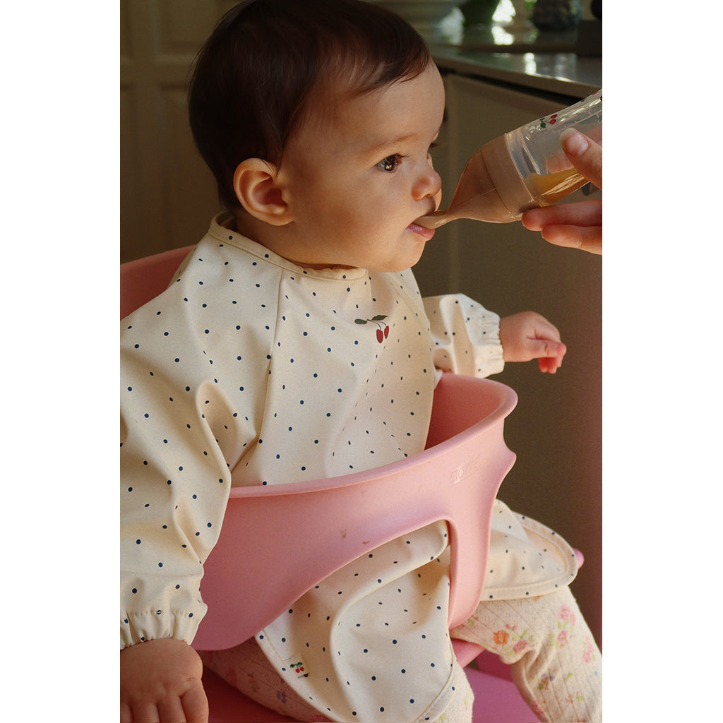 Konges Sløjd Dinner haklapp med ärmar, 6 mån.–3 år – Navy dot/Rain Washed