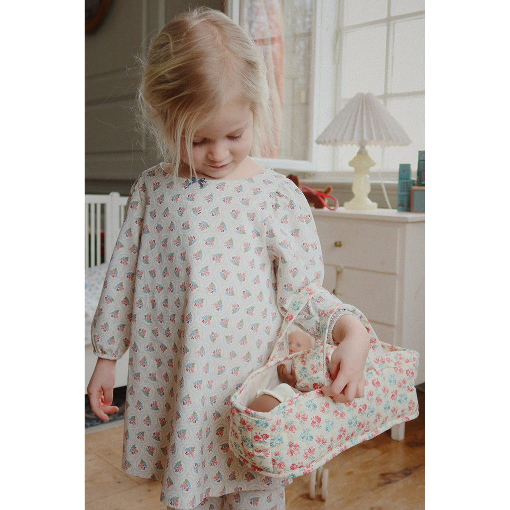 Konges Sløjd Lea babydocka i bärsäng, Lumina