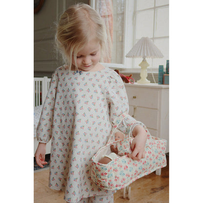 Konges Sløjd Lea babydocka i bärsäng, Lumina