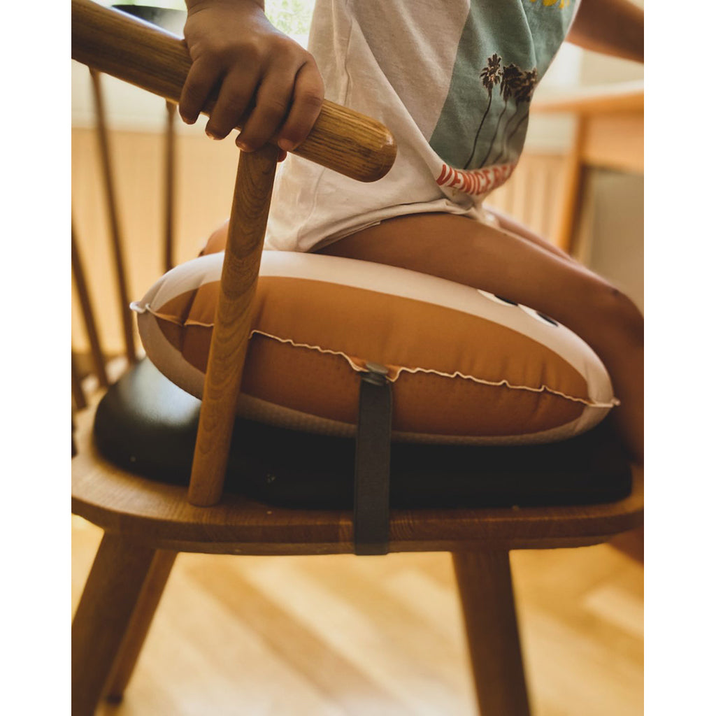 Noui Noui Have a seat, Uppblåsbar sittdyna för barn – Stripes nude/mustard