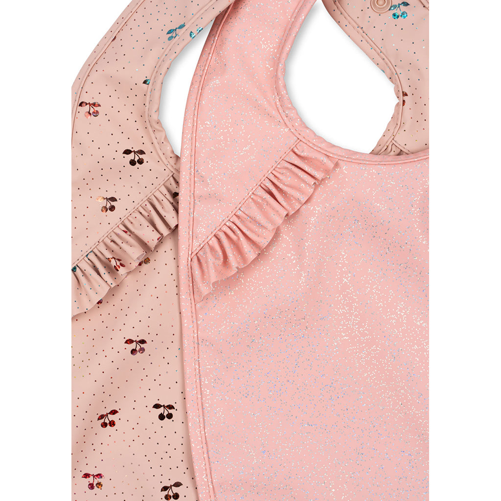 Konges Sløjd haklapp med volanger, 2-pack - Cherry sparkle