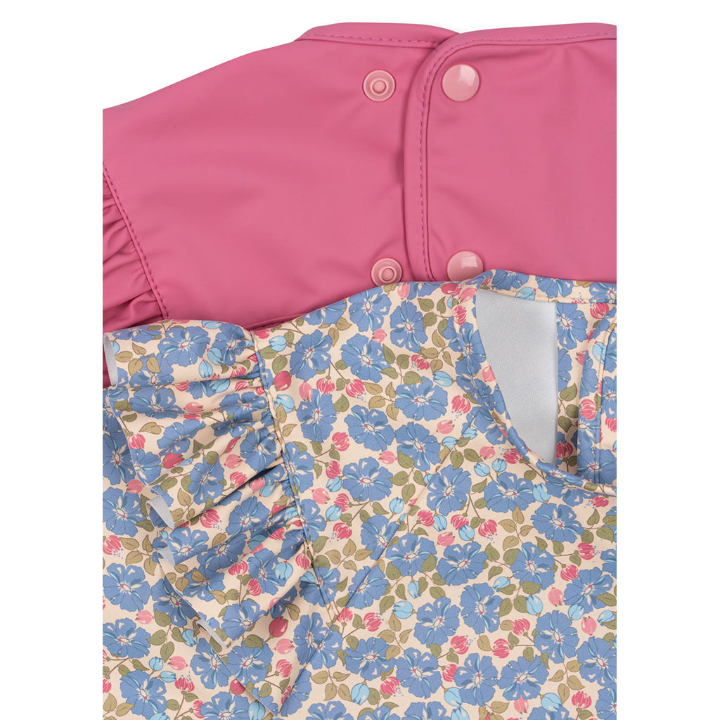 Konges Sløjd middagshaklapp med ärmar och volanger, 6 mån–3 år – Fleur rosier/Chateau roser