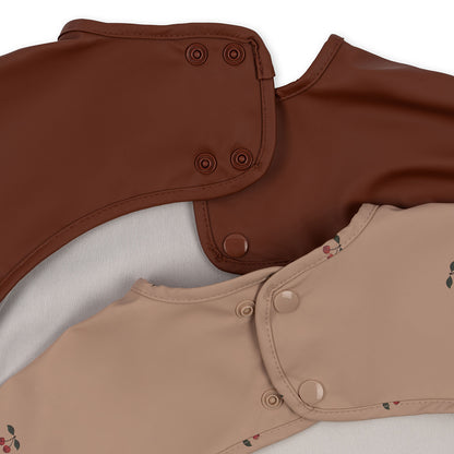 Konges Sløjd Dinner haklapp med ärmar, PU - Cherry