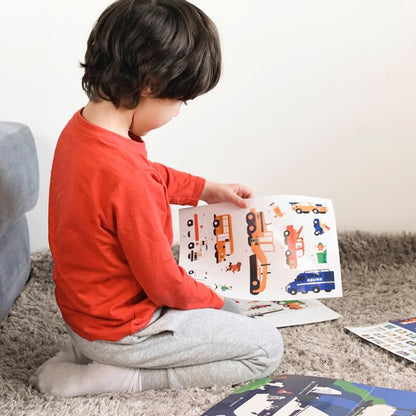 Poppik klistremosaik i papir, Plakat og 44 klistermærker - Køretøjer