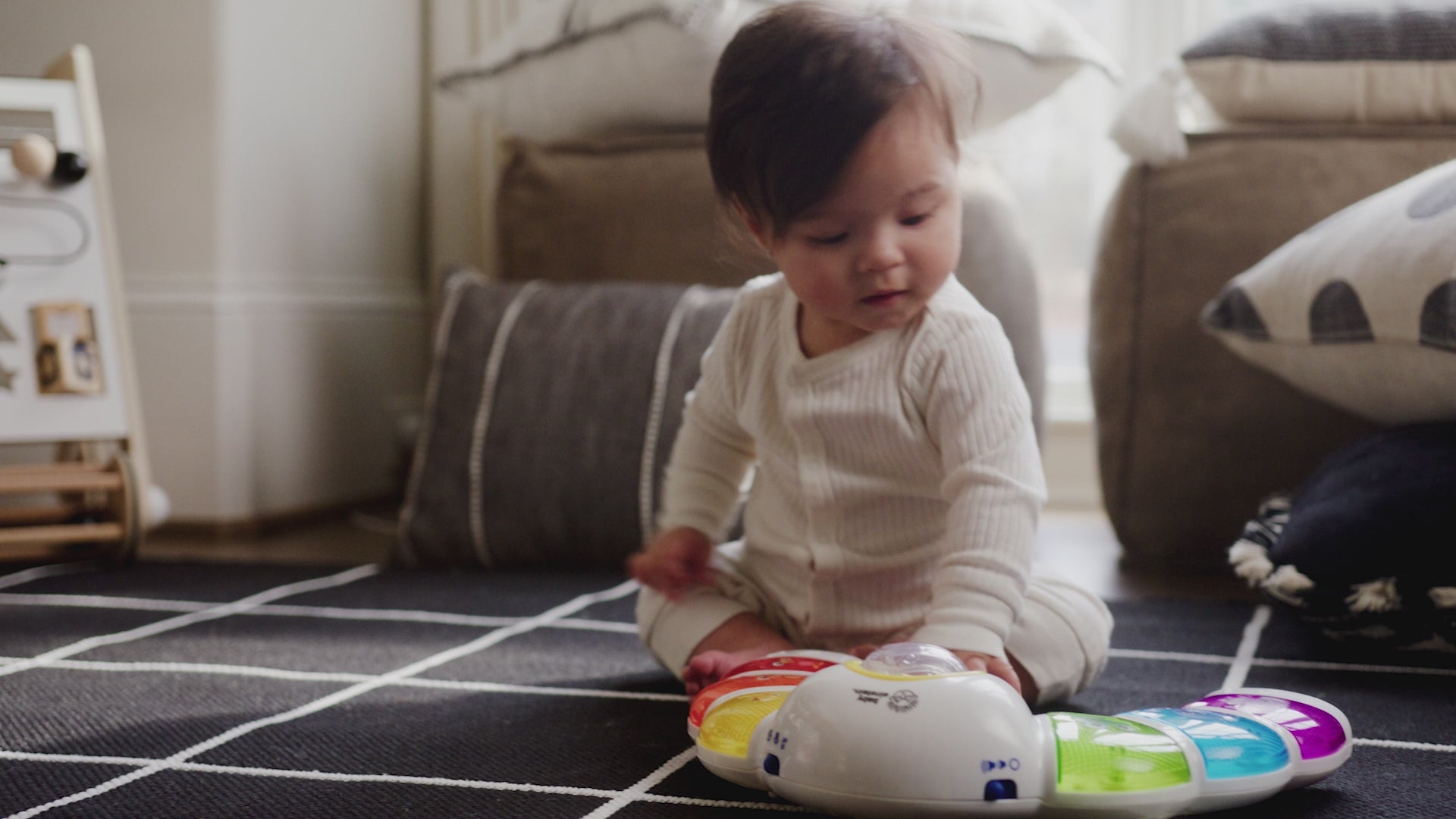 Video der viser Baby Einstein babylegetøj,  Light 'n' glow bar. Musiklegetøj til de små til både mave/rygtræning og når barnet sidder op og leger.