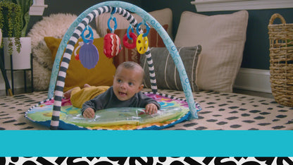 Video der viser baby m aktivitetsstativ og legetæppe med vandmåtte, fra Scandinavian babyprodukt