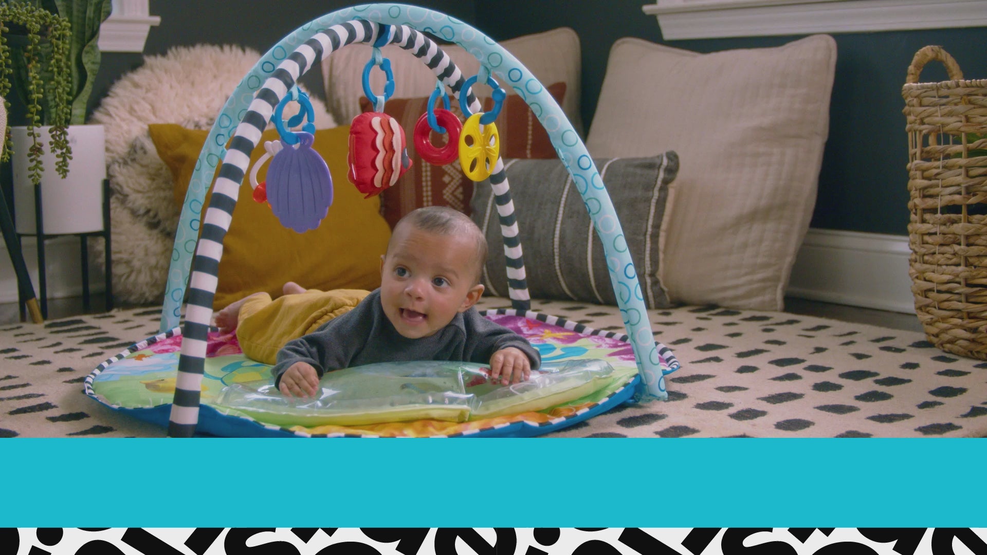 Video der viser baby m aktivitetsstativ og legetæppe med vandmåtte, fra Scandinavian babyprodukt