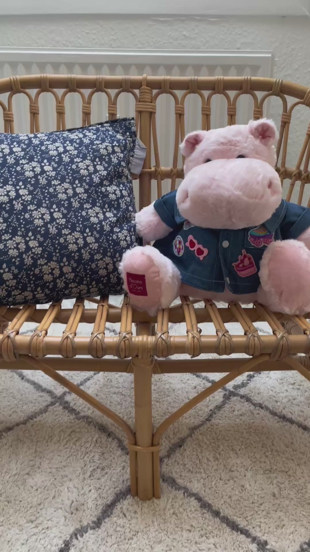 Doudou et Compagnie Flodhest gosedjur, Ljusrosa med denimjacka – 38 cm