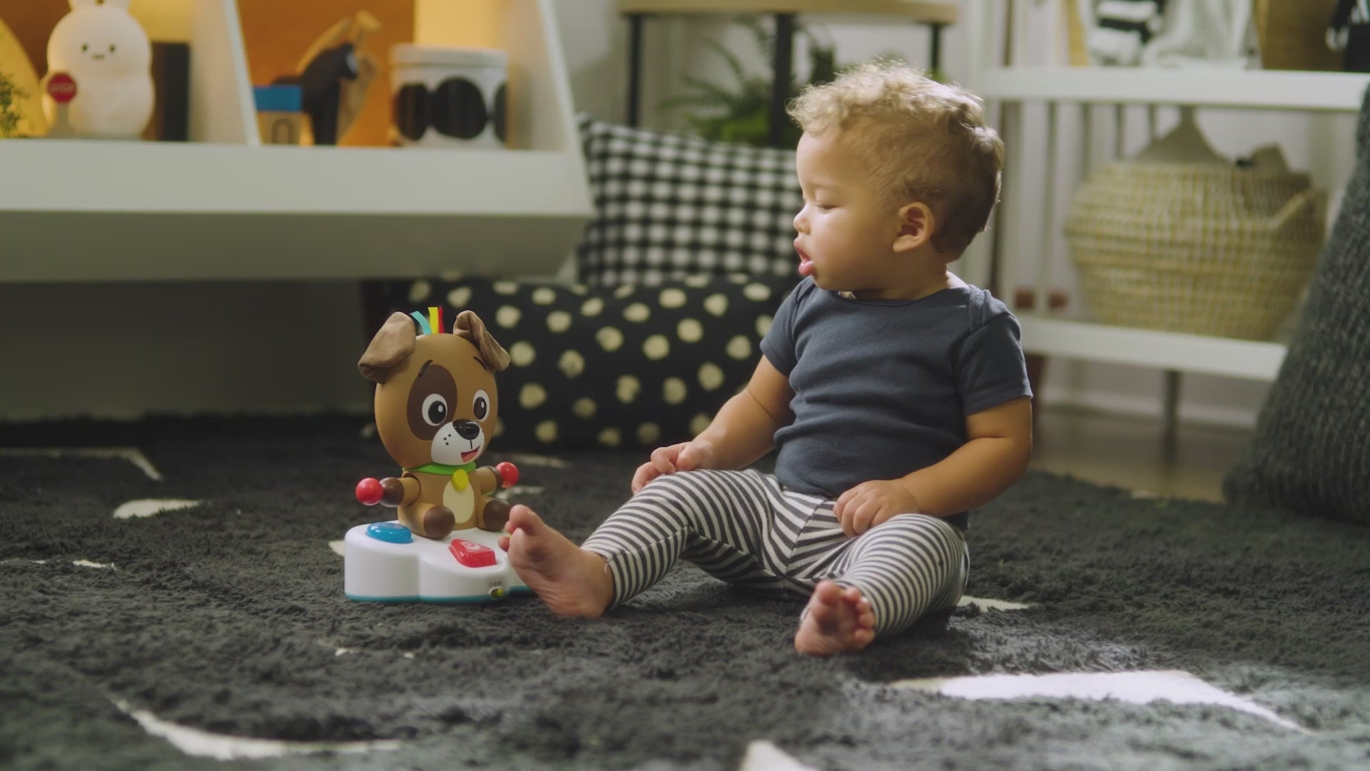 Video viser baby med BABY Einstein Drum & Learn Dean™ musiklegetøj med tromme, der trommer når barnet trykker på knapper