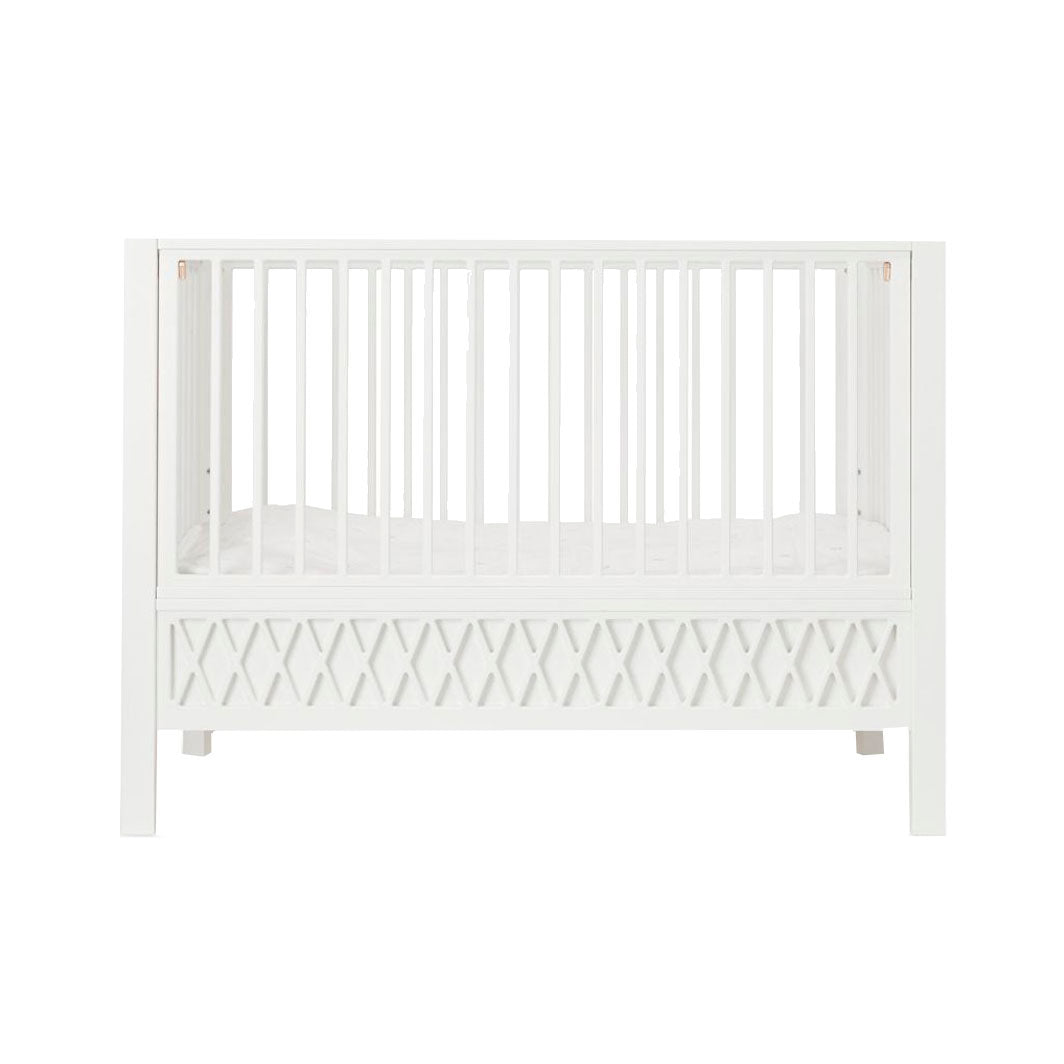 Cam Cam Harlequin baby temmeseng, Hvid. Multifunktionsseng fremstillet i FSC-certificeret træ.