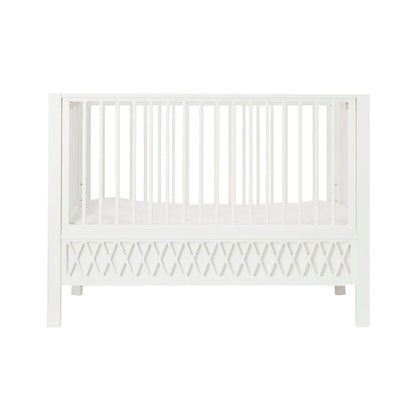 Cam Cam Harlequin baby temmeseng, Hvid. Multifunktionsseng fremstillet i FSC-certificeret træ.