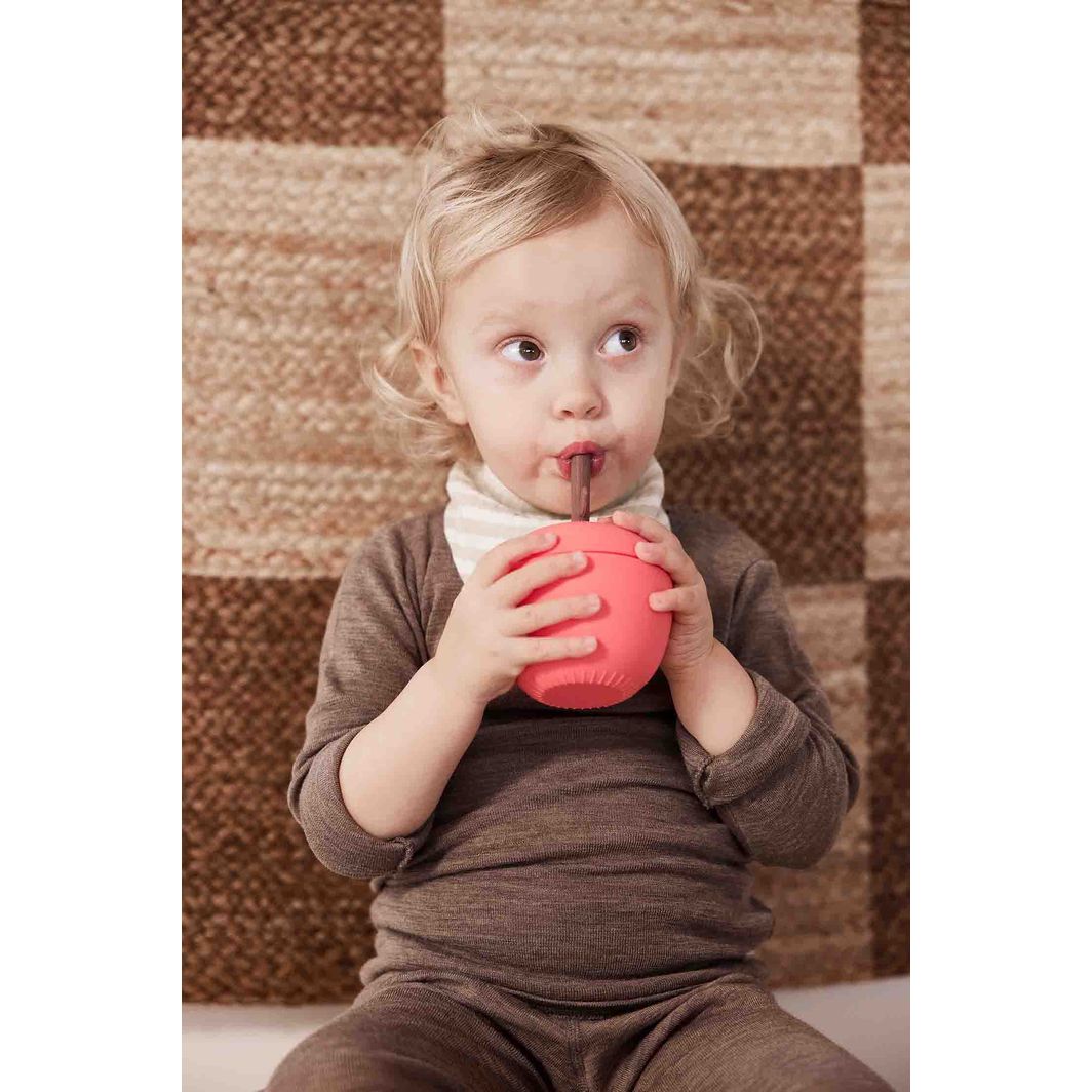 OYOY Äpplemugg med lock och sugrör, Röd