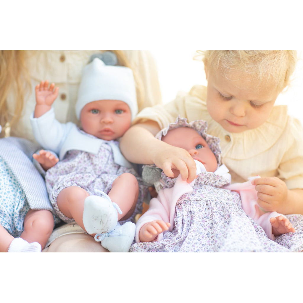 Así Leo babydocka, 46 cm - Grå kofta och liberty dräkt