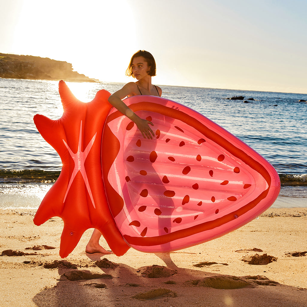 Sunnylife luftmadrass, Jordgubbe – Från 6 år