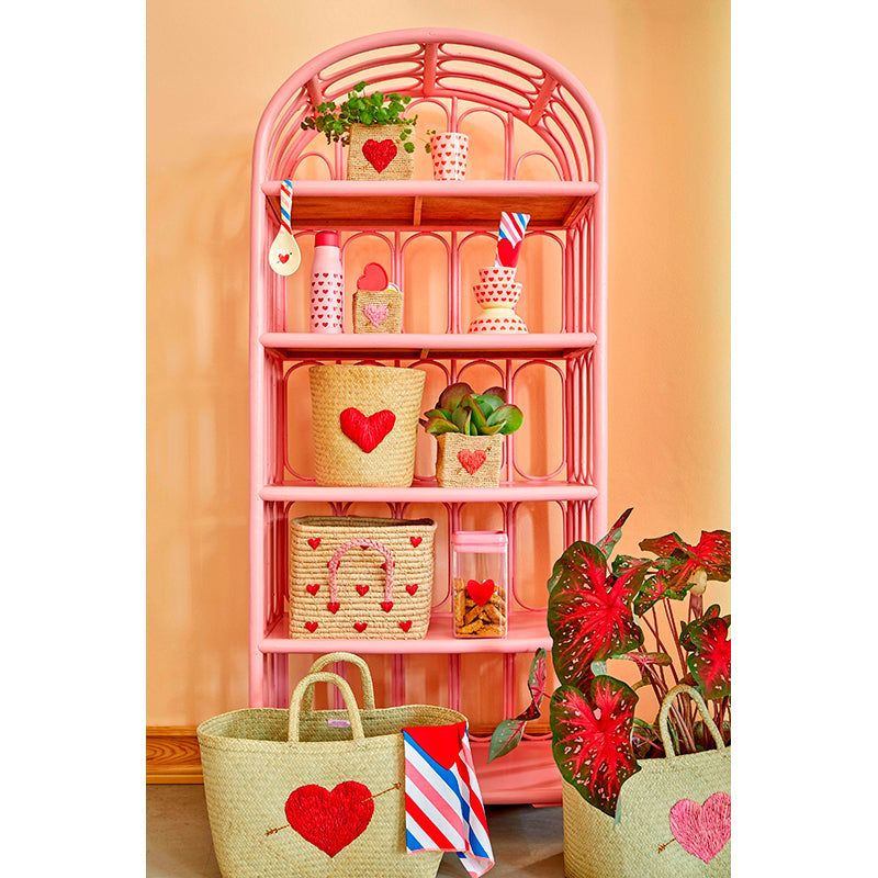 Rice korg i natur med broderade hjärtan