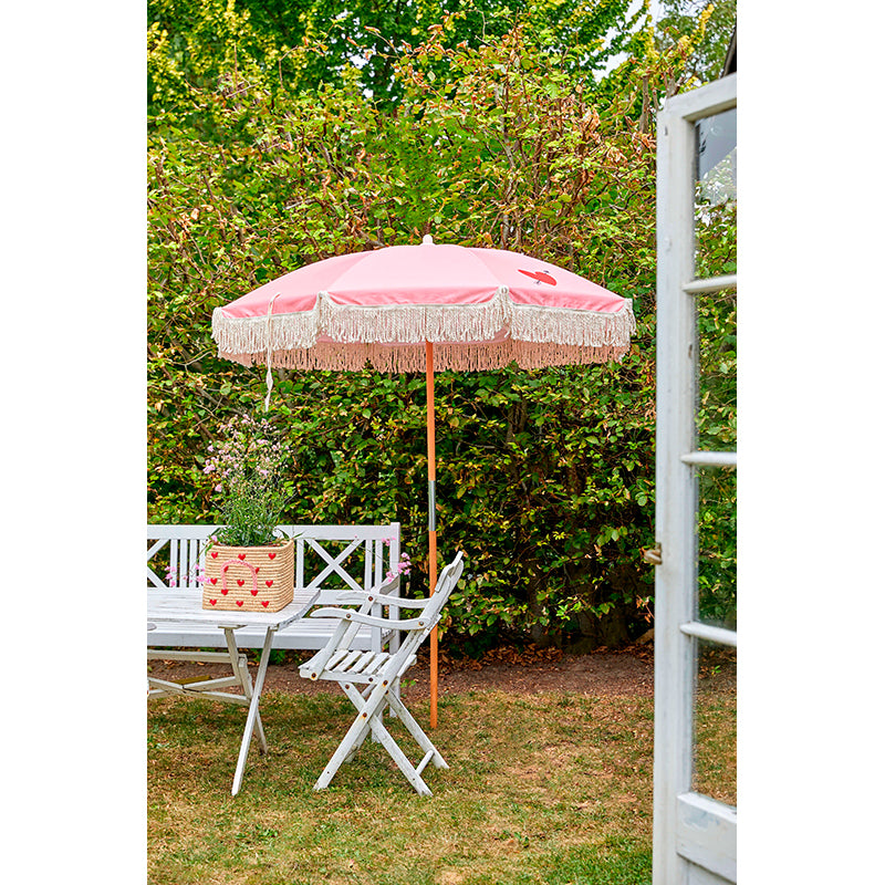 Rice korg i natur med broderade hjärtan