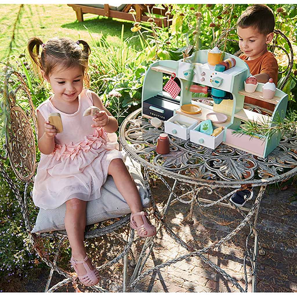 Tender Leaf, Träleksaksmat - Cafésats