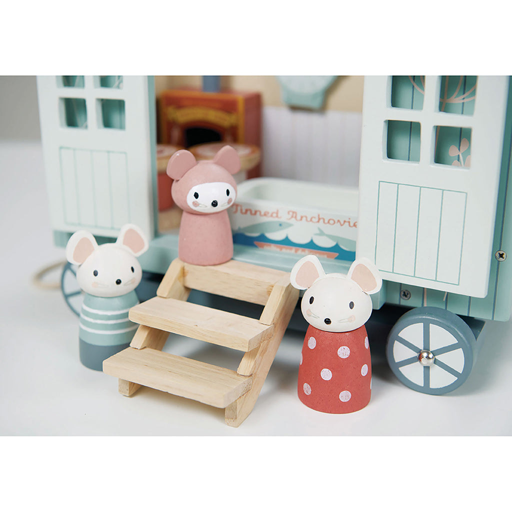 Tender Leaf, Dockhus - Musens Landstuga