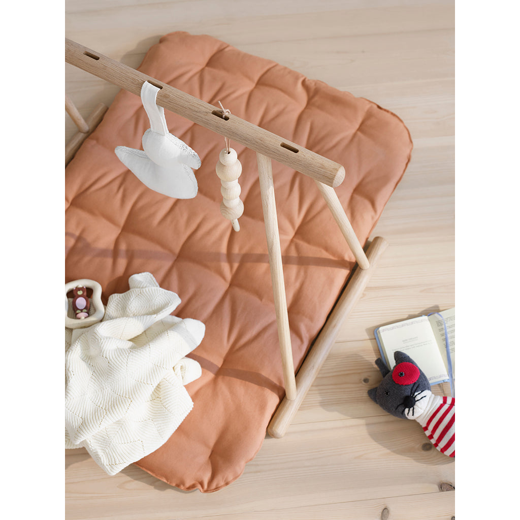 Oliver Furniture Wood Baby gym, Aktivitetsstativ i trä - Ek