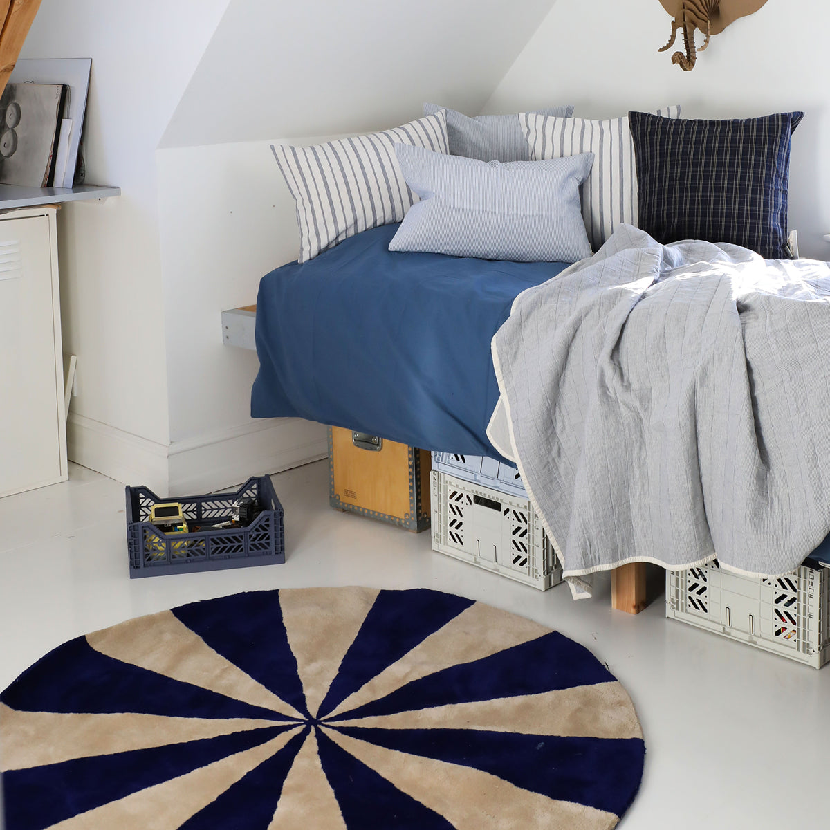 ferm Living matta, rund – Arch large, ljusblå/off-white