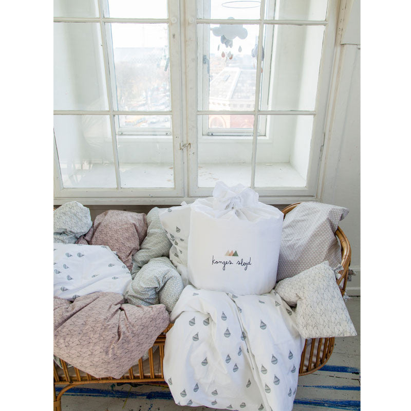 Konges Sløjd sengerand, økologisk - white vist i seng med flere sæt Konges Sløjd sengetøj